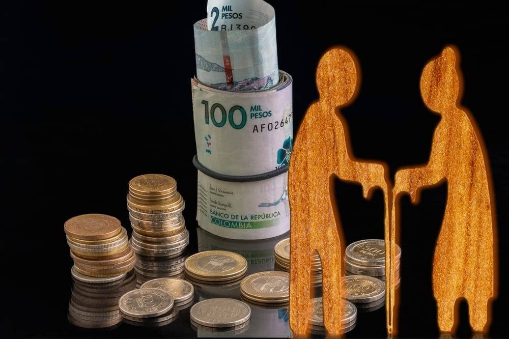 Monedas de pesos colombianos apiladas que representan el ahorro pensional y el cálculo de la pensión en Colombia.