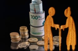 Monedas de pesos colombianos apiladas que representan el ahorro pensional y el cálculo de la pensión en Colombia.