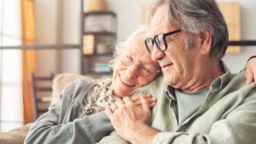 Pareja de pensionados planeando sus finanzas en casa
