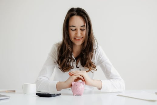 Mujer organizando su presupuesto personal y alcanzando metas de ahorro mensual