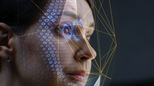 Mujer revisando sus productos financieros desde el celular de forma segura aplicando buenas prácticas de protección de datos y ciberseguridad.