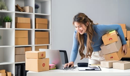 Emprendedor de pequeña empresa optimizando su liquidez y gestión de pagos a proveedores.