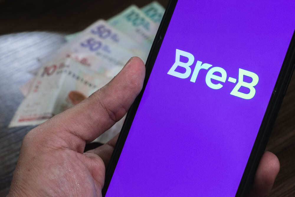 Teléfono celular mostrando la aplicación móvil de Bre-B para realizar pagos inmediatos y transferencias bancarias en segundos en Colombia.
