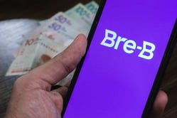 Teléfono celular mostrando la aplicación móvil de Bre-B para realizar pagos inmediatos y transferencias bancarias en segundos en Colombia.