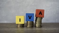 Bloques de madera con las siglas IVA que representan el Impuesto al Valor Agregado en Colombia.