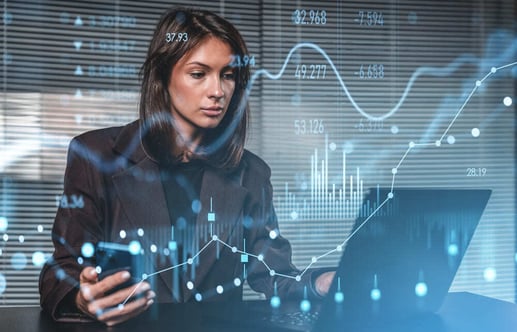 Una mujer revisa la privacidad y seguridad de sus datos financieros en su computador portátil y teléfono móvil.