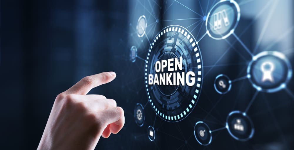 Usuario gestionando sus finanzas personales mediante Open Finance en Colombia