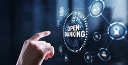 Usuario gestionando sus finanzas personales mediante Open Finance en Colombia