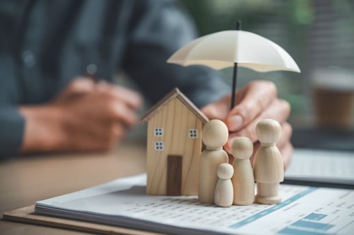Concepto de protección familiar y seguro de hogar representando el respaldo económico para cuidar la vivienda.