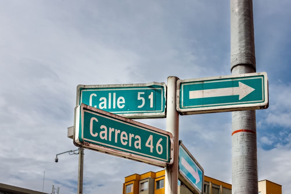 Señales de tránsito informativas de identificación vial y nomenclatura urbana que muestran los nombres de las calles 46 y 51 en Medellín, Colombia.