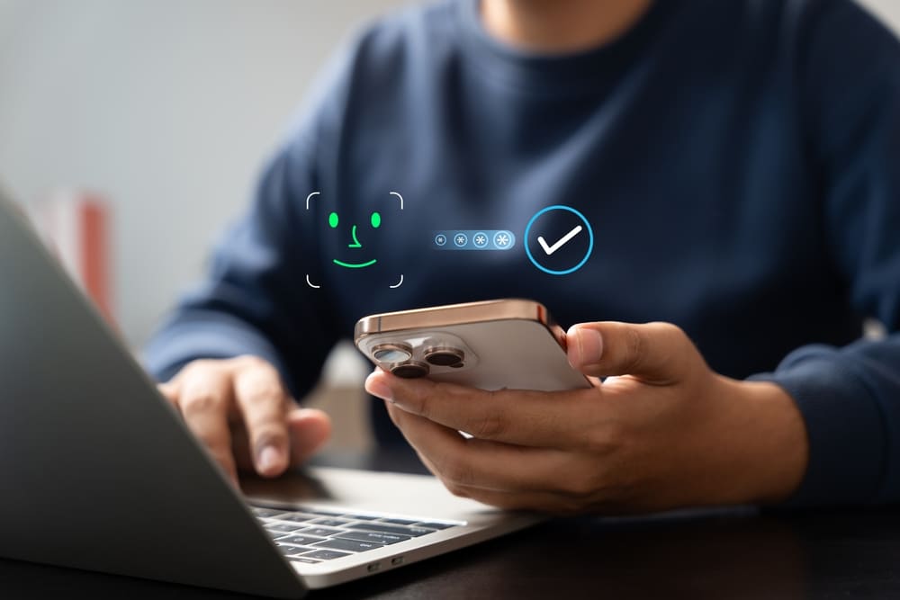 Proceso de verificación de identidad con escaneo de huella dactilar en celular para transacciones seguras.
