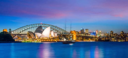 Vista panorámica del skyline y rascacielos del centro de Sídney al atardecer, un destino ideal al planear un viaje a Australia desde Colombia.