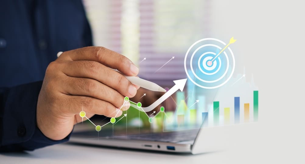 Persona gestionando una inversión en CDT digital de forma práctica desde su celular en Colombia.