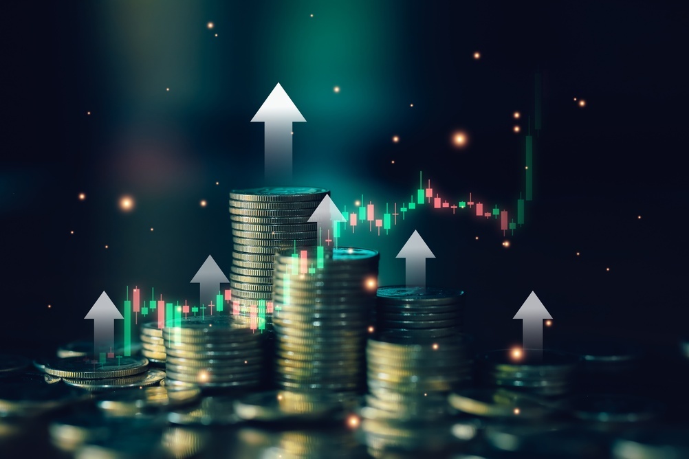 Monedas en crecimiento y gráficos financieros para ilustrar cómo definir el perfil de riesgo antes de invertir.