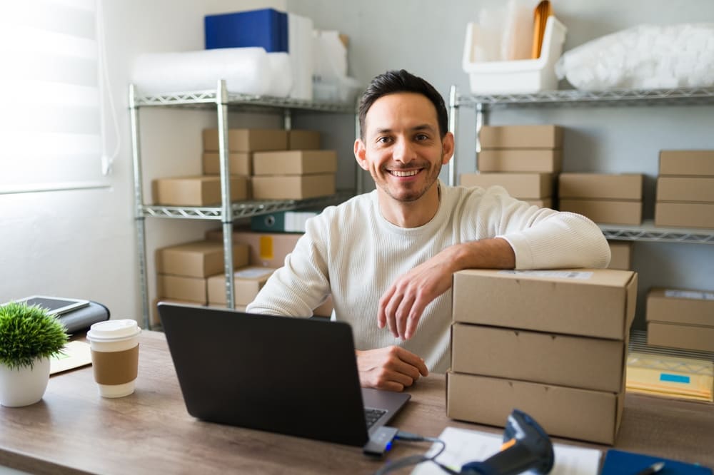 Emprendedor revisando opciones de préstamos en línea en su computador para financiar su negocio.
