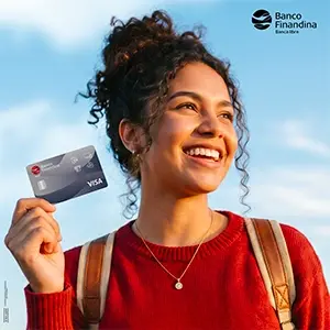joven feliz mostrando tarjeta de credito garantizada banco finandina