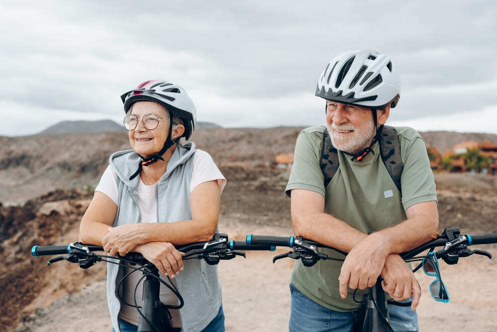 Pensionados disfrutando de su jubilación tras solicitar un crédito de libranza